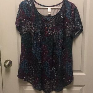 Very pretty print and color scheme in this simple and comfy top made by Amclos.